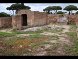 07490 ostia - regio iv - insula iii - domus dei pesci (iv,iii,3) - (via della caupona) - raum (g) - hof - bli ri norden.jpg